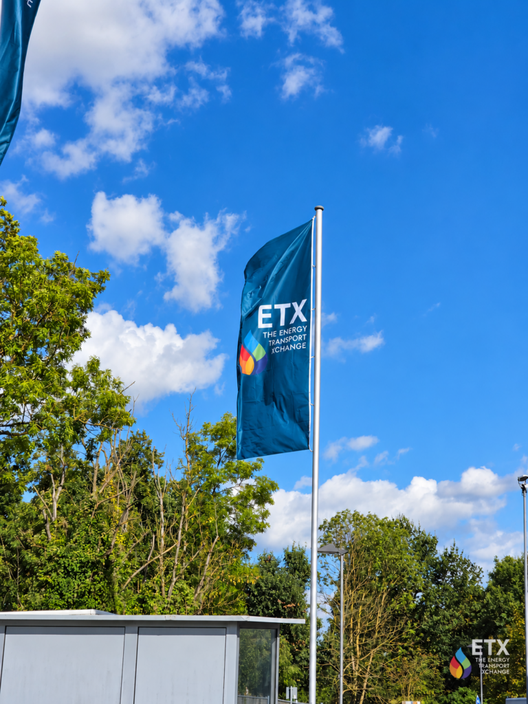 ETX-Fahne vor blauem Himmel auf dem Messegelände