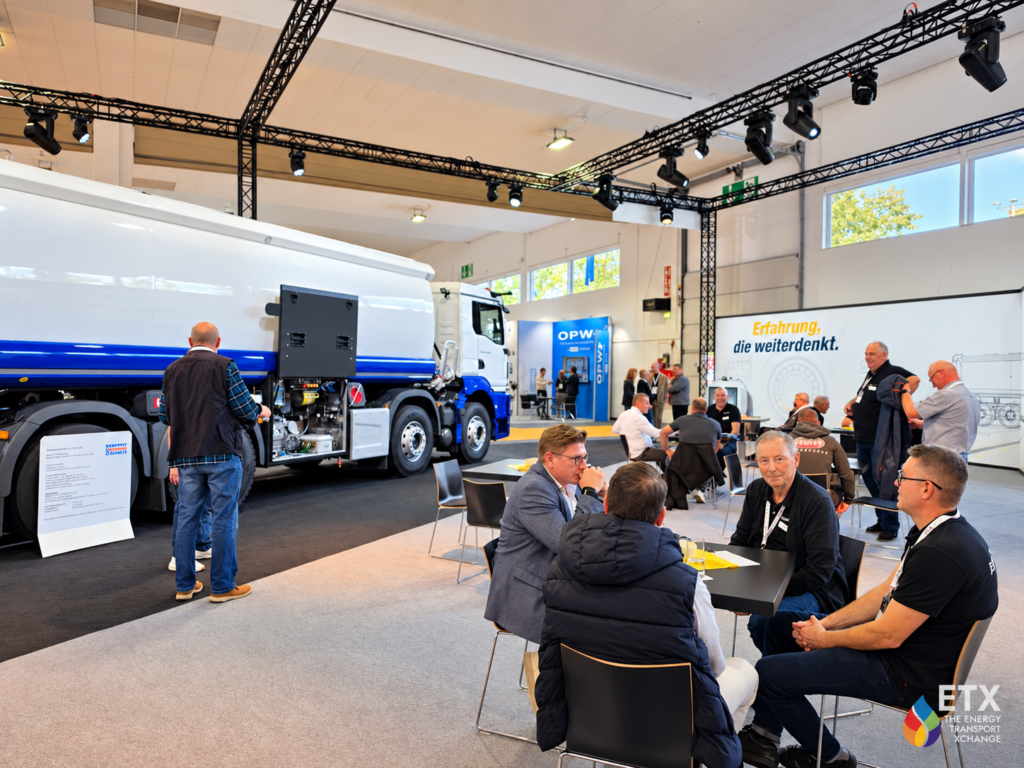Networking und Fahrzeugtechnik in der Messehalle