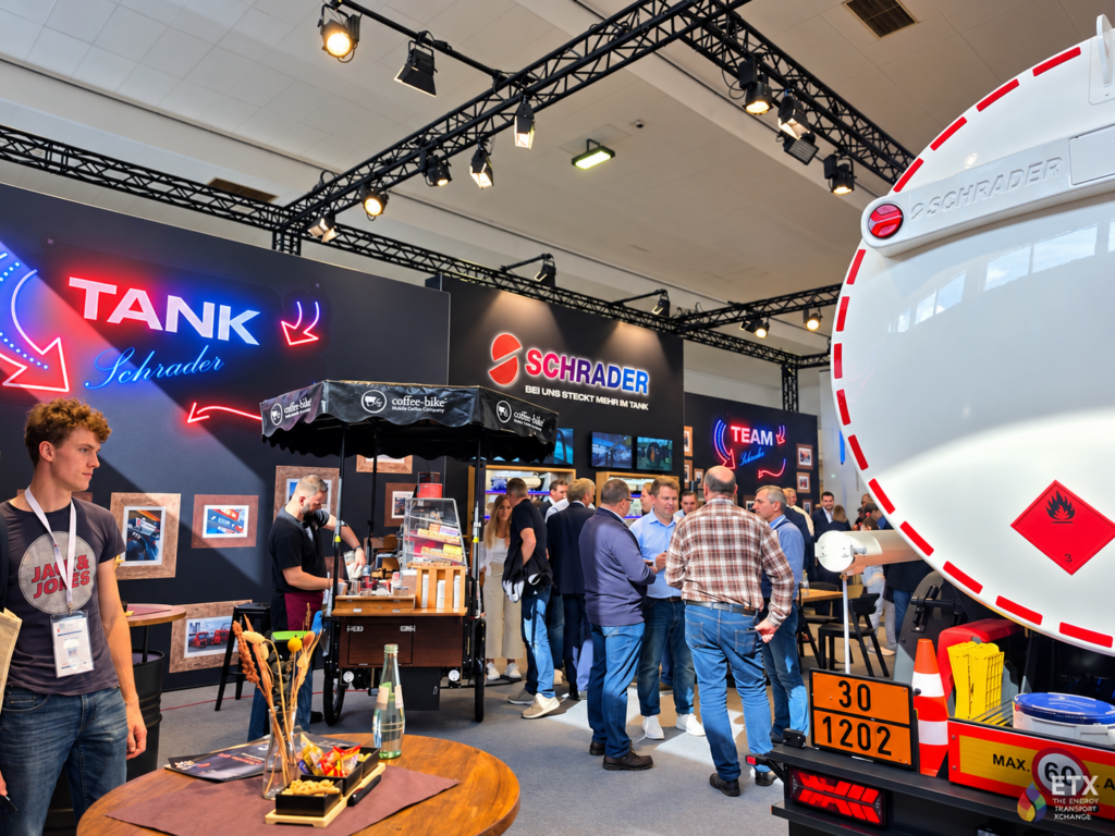 Lebendiger Messestand mit Tankfahrzeug und Besuchern