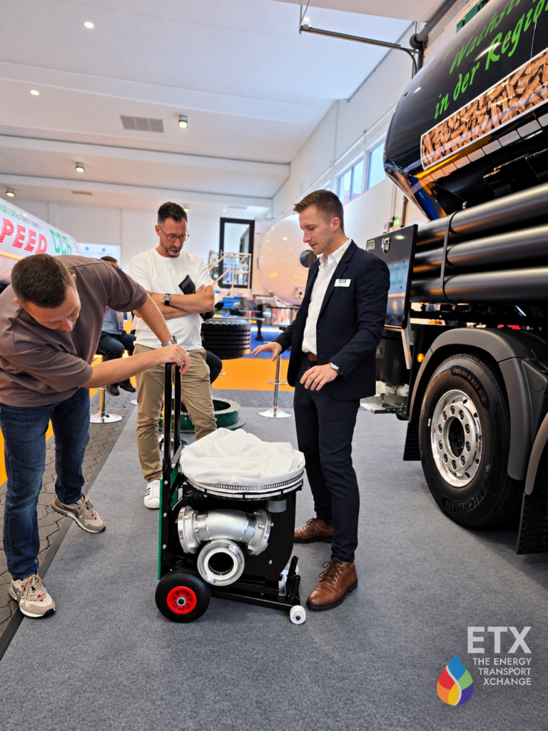 Produktvorführung neben einem Tankfahrzeug